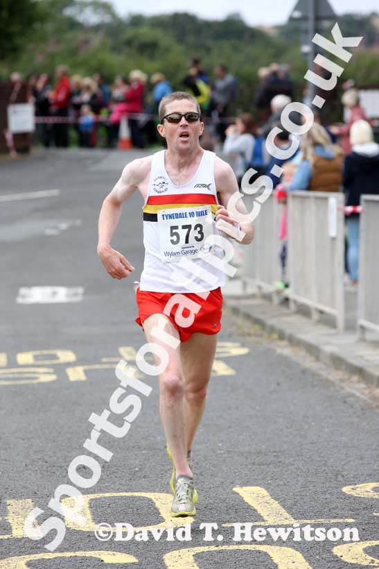 David Kirkland (Alnwick) finishing the Tynedale Jelly 10 Road Race. Photo: David T. Hewitson/Sports for All Pics